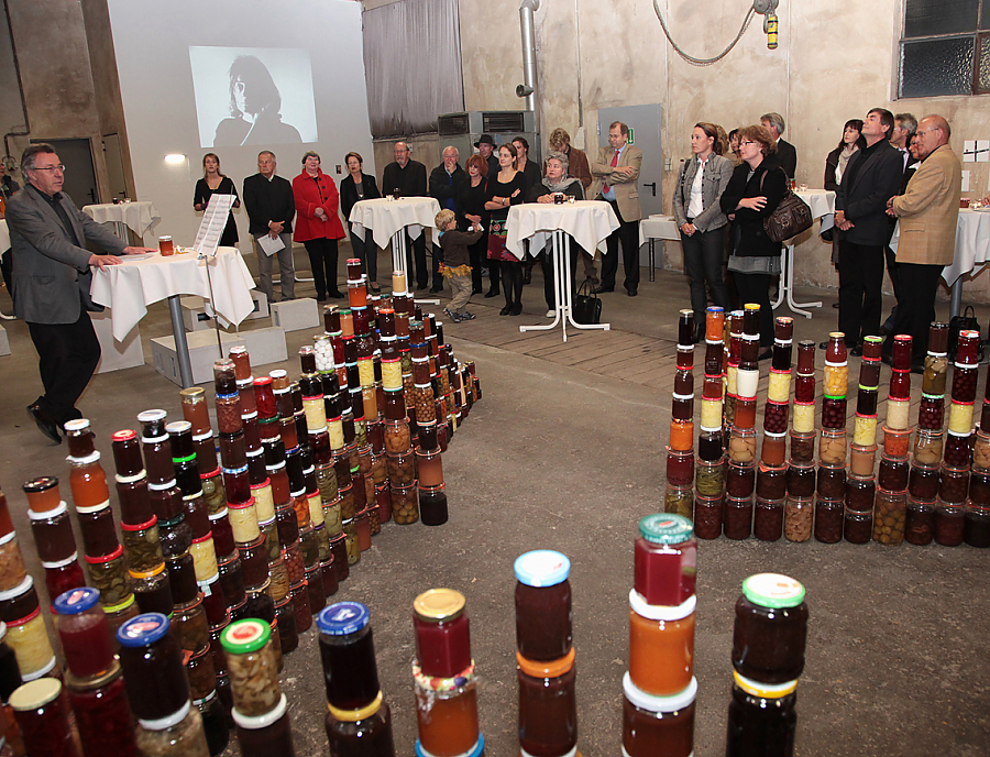 Besucher bei der Vernissage mit der Kuenstlerin Lena Roeth