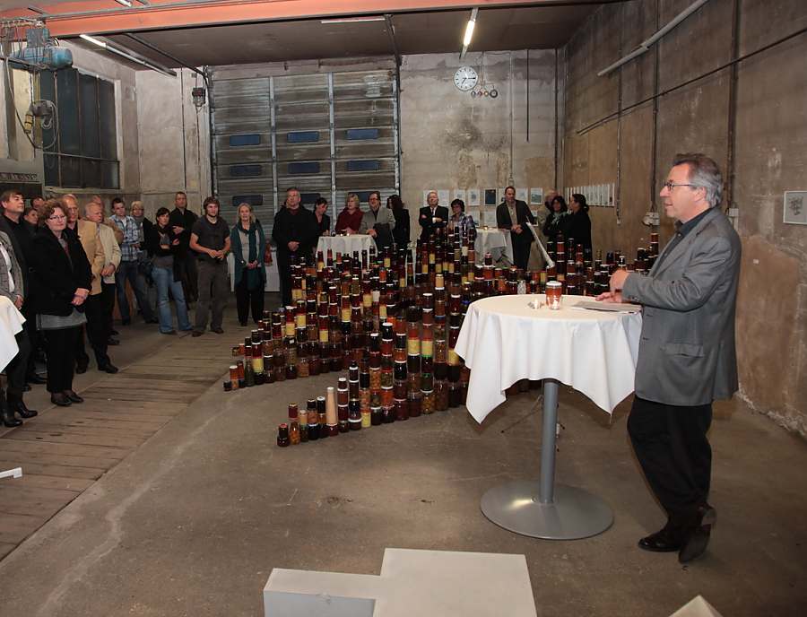 Besucher bei der Vernissage mit der Kuenstlerin Lena Roeth