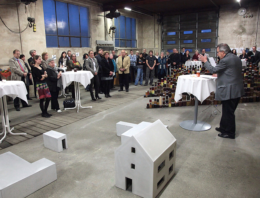 Besucher bei der Vernissage mit der Kuenstlerin Lena Roeth