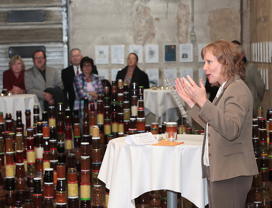 Besucher bei der Vernissage mit der Kuenstlerin Lena Roeth