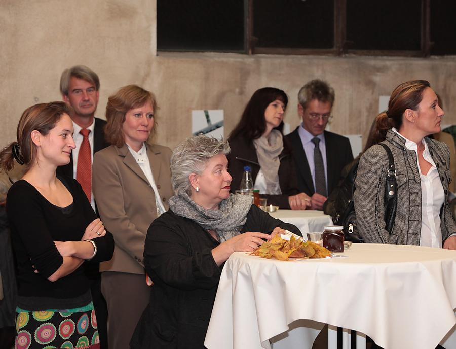 Besucher bei der Vernissage mit der Kuenstlerin Lena Roeth