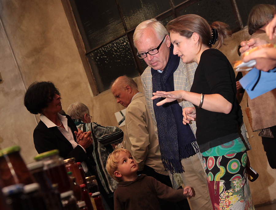 Besucher bei der Vernissage mit der Kuenstlerin Lena Roeth