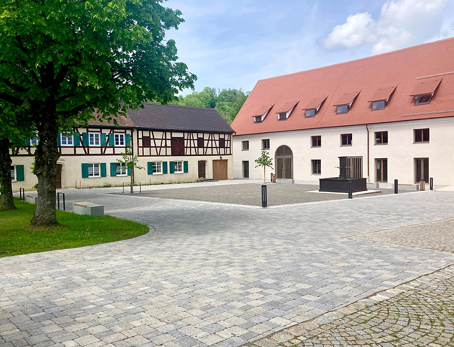 Platzgestaltung mit TEGULA Pflastersteinen in der Farbe Staufer-Schattiert