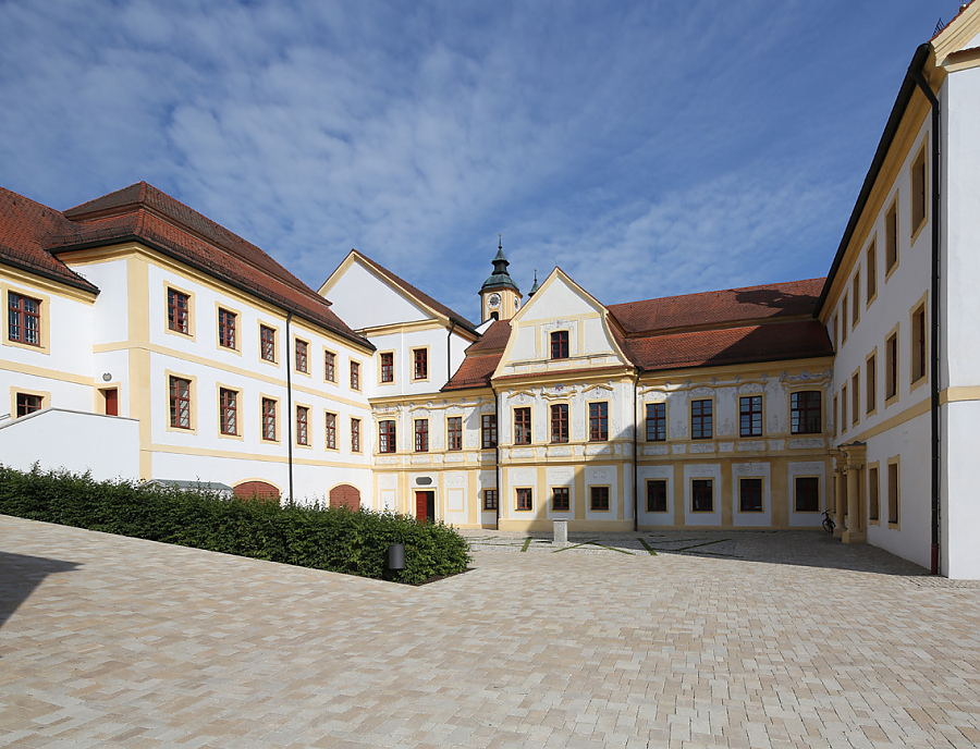 Wege- und Platzgestaltung mit TEGULA Pflastersteinen in der Farbe Kalkstein-Schattiert