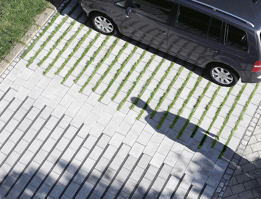 Parkplatzgestaltung mit TWIST Längsrasenfugenstein in der Farbe Perlgrau