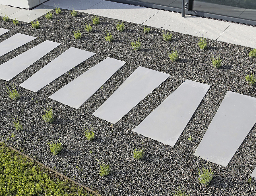 Terrassenplatte MEZZO Trapezplatte Weggestaltung mit Terrassenplatte MEZZO Trapezplatte in der Farbe Dunkelgrau