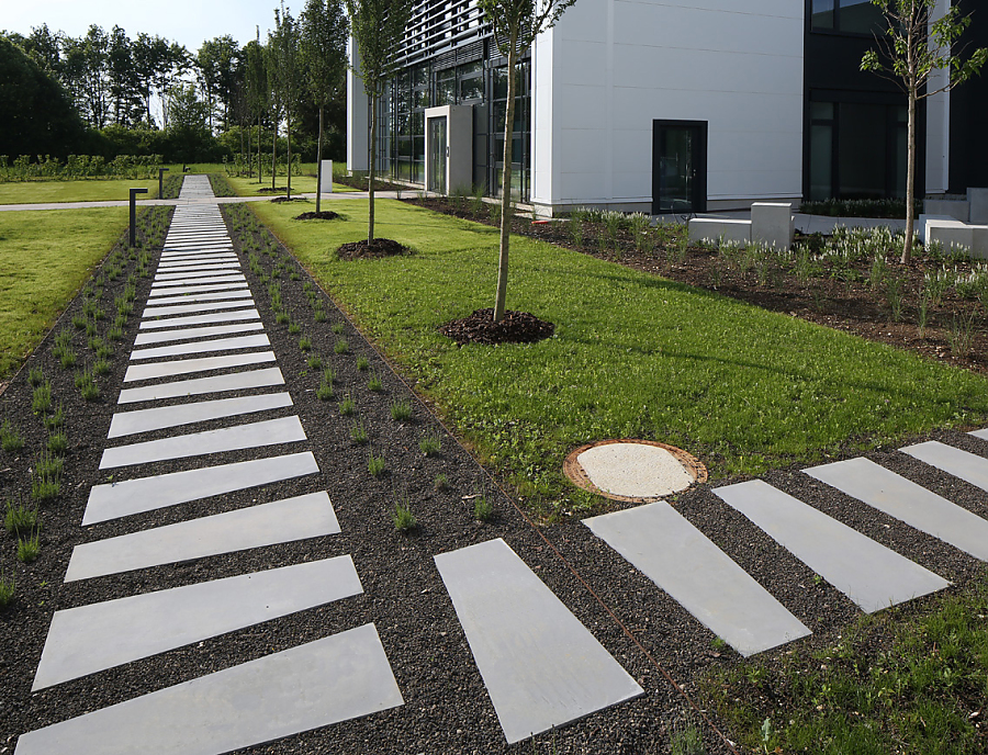 Weggestaltung mit Terrassenplatte MEZZO Trapezplatte in der Farbe Dunkelgrau