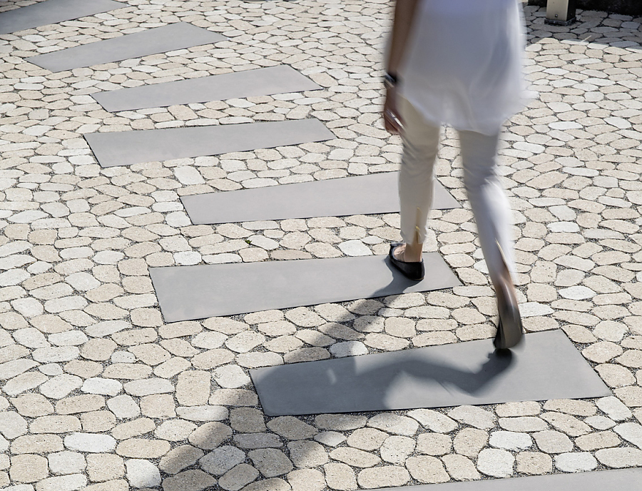 Terrassenplatte MEZZO Trapezplatte Weggestaltung mit Terrassenplatte MEZZO Trapezplatte in der Farbe Dunkelgrau kombiniert mit Pflasterstein ARENA in der Farbe Kalkstein-Schattiert