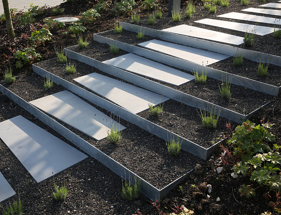 Terrassenplatte MEZZO Trapezplatte Weggestaltung mit Terrassenplatte MEZZO Trapezplatte in der Farbe Dunkelgrau