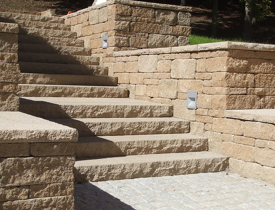 SANTURO Landhaus-Stufen in der Farbe Jurabraun kombiniert mit Gartenmauer SANTURO Landhausmauer