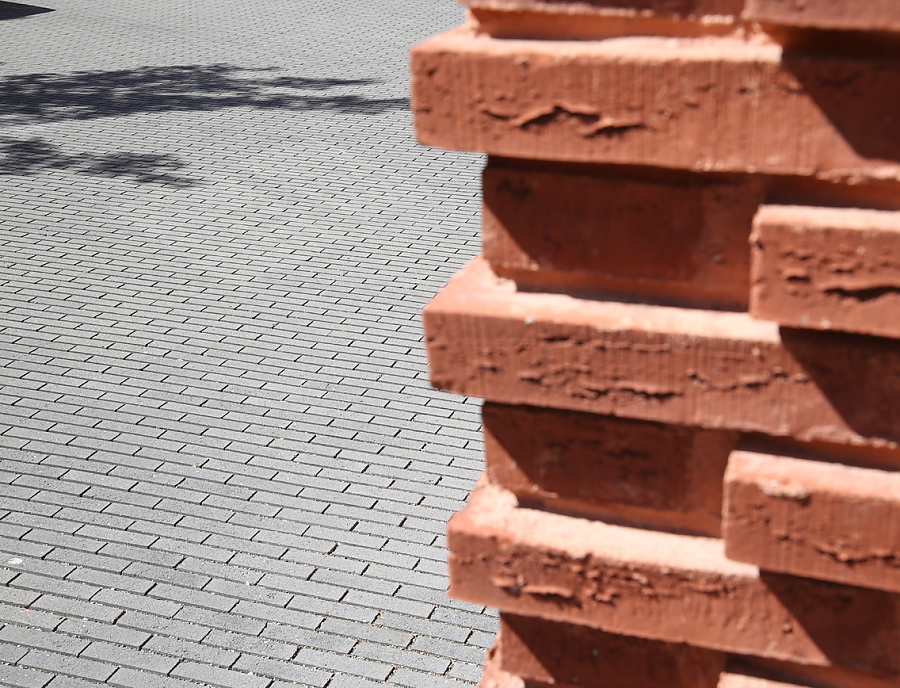 Pflasterstein MAURINO Riemchenstein Wege- und Platzgestaltung mit Pflasterstein MAURINO Riemchenstein vollkantig in der Farbe Anthrazit