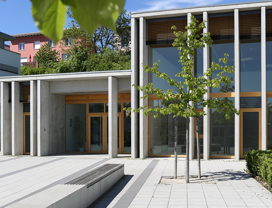 Platzgestaltung mit ARCADO Pflastersteinen in der Farbe Achatweiß