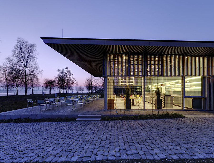 Wegegestaltung mit ARENA Pflastersteinen in der Farbe Naturgrau