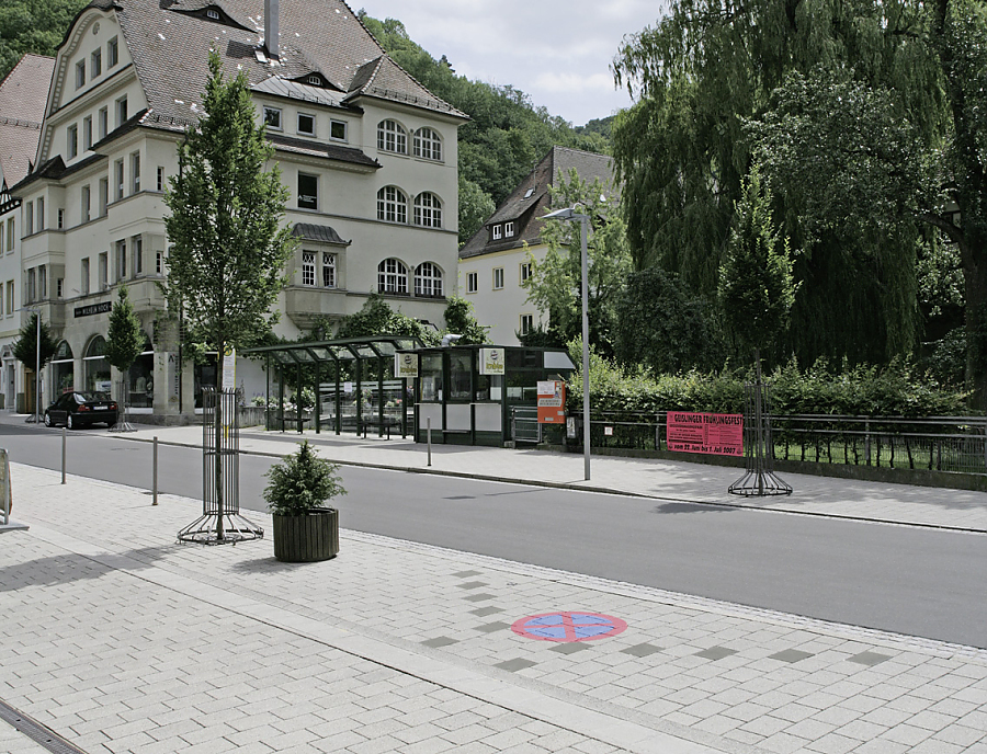 Wege- und Platzgestaltung mit TESCADO CURA Pflastersteinen in der Farbe Perlgrau