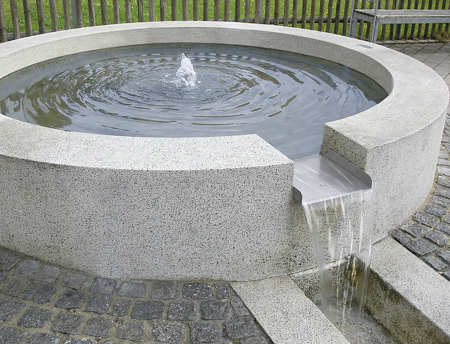 CAMPUS Sonderanfertigung als Wasserbecken mit Wasserfall