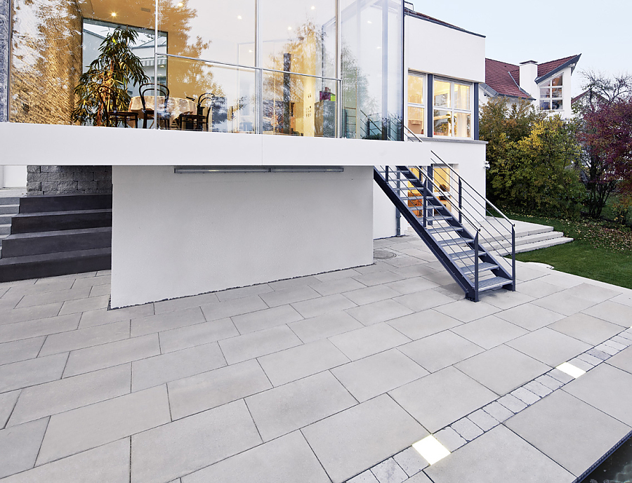 SPIRELL Pflastersteine SPIRELL Pflastersteine in der Farbe Naturgrau kombiniert mit FOCUS LED-Pflasterleuchten auf einer Terrasse