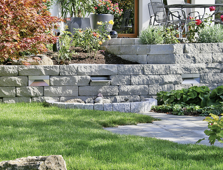 Gartenmauer SANTURO Weinbergmauer Gartenmauer SANTURO Weinbergmauer in der Farbe Naturgrau mit SANTURO Wasserfall und FOCUS Leuchten-Mauermodul im Garten