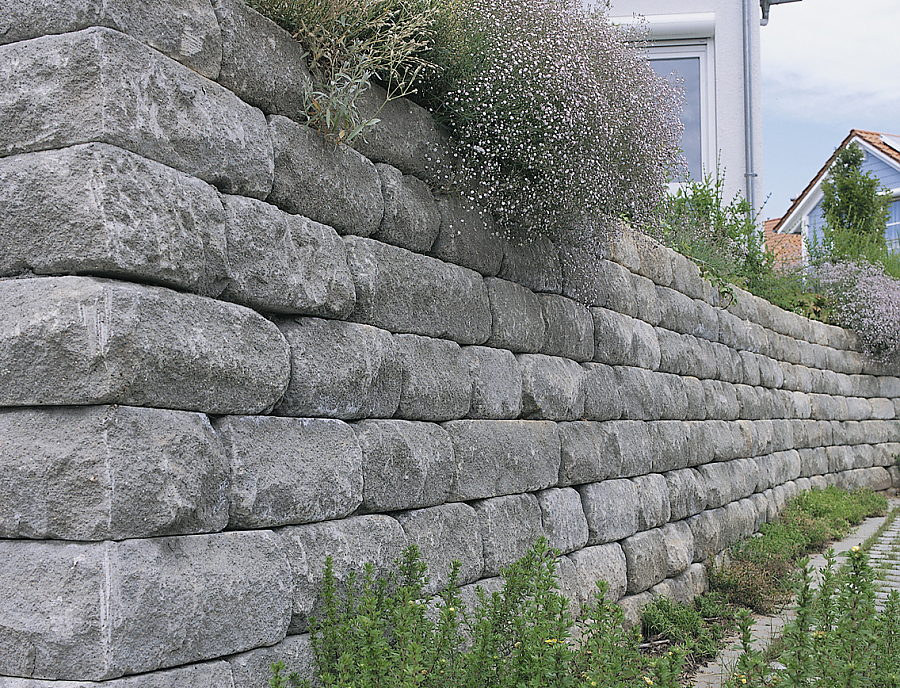 Gartenmauer SANTURO Weinbergmauer in der Farbe Naturgrau als Böschungsmauer