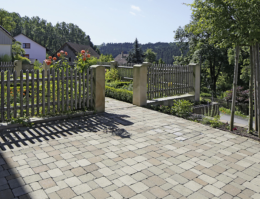 Wege- und Platzgestaltung mit TEGULA Pflasterstein in der Farbe Ocker-Variation