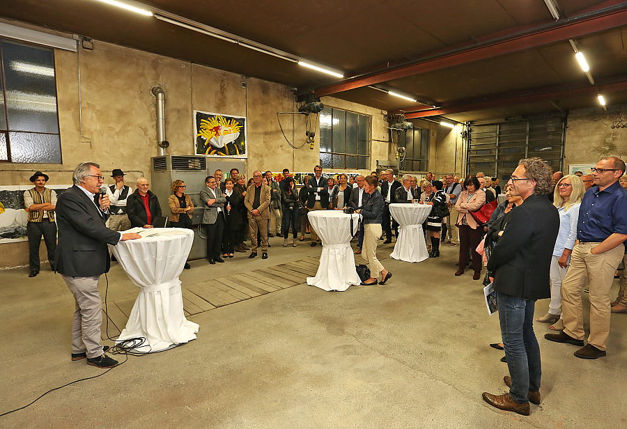 Besucher bei der Vernissage