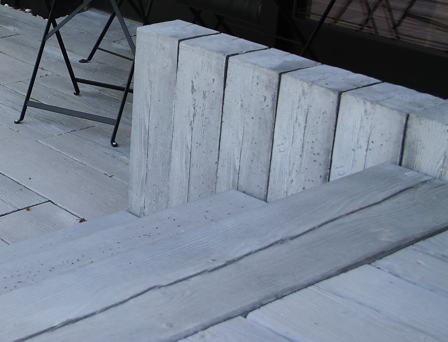 MAHORA UNO Holzstruktursteine kombiniert mit MAHORA Dielenstein und Stufe in der Farbe Mooreiche auf einer Terrasse