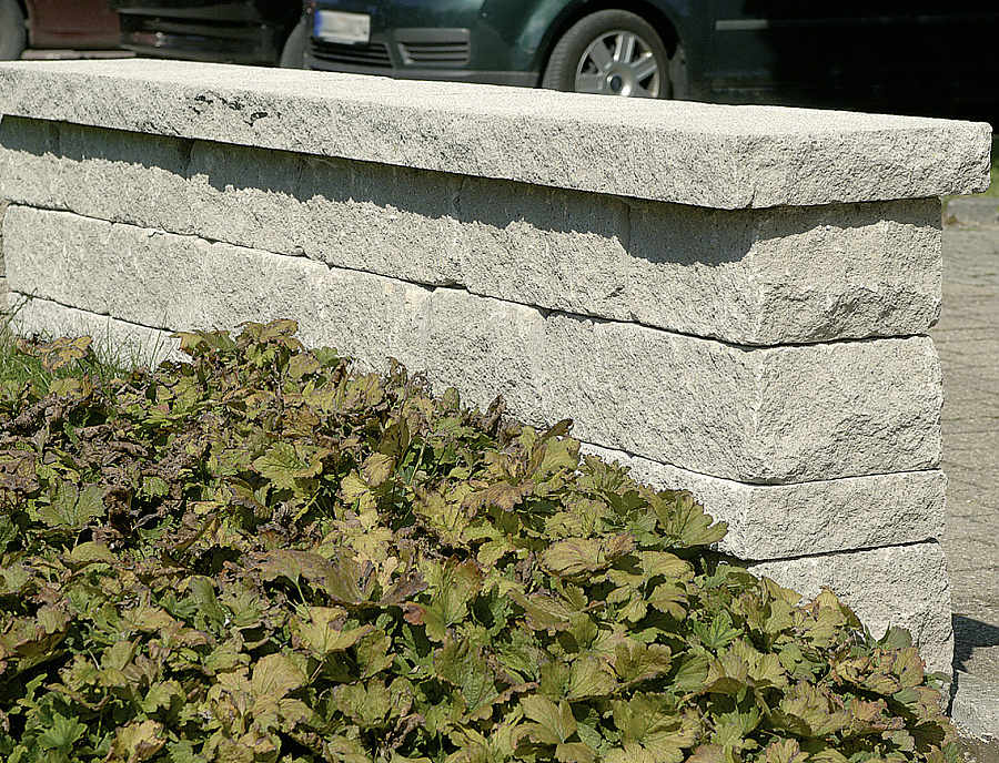 SANTURO Mauerabdeckplatten in der Farbe Naturgrau kombiniert mit Gartenmauer SANTURO Landhausmauer in Naturgrau