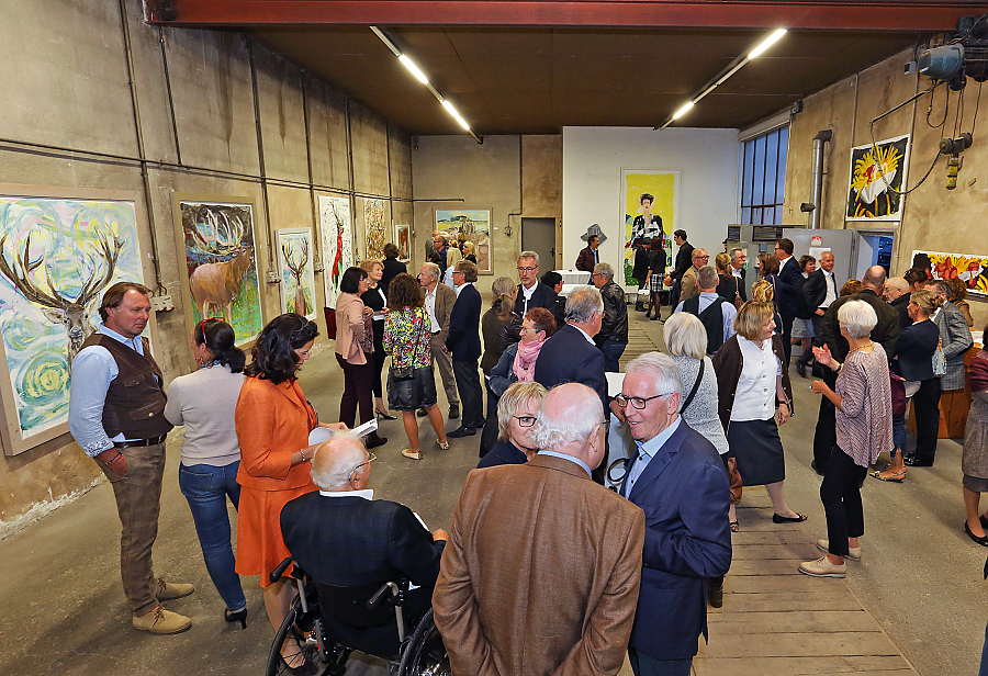 Besucher bei der Vernissage