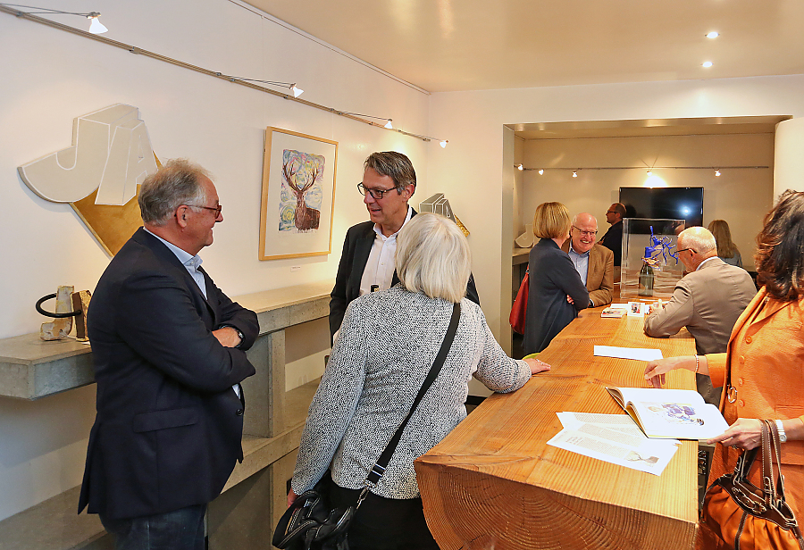 Besucher bei der Vernissage