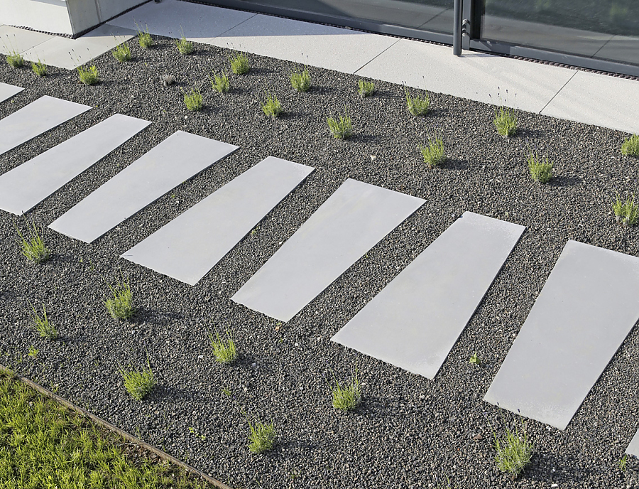 Terrassenplatte MEZZO Trapezplatte in der Farbe Dunkelgrau als Weg im Garten