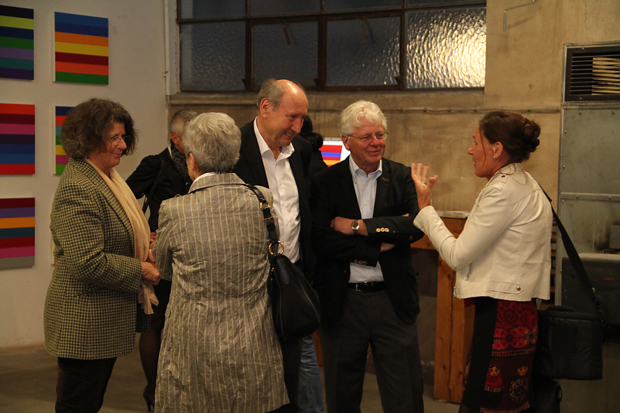 Besucher bei der Vernissage