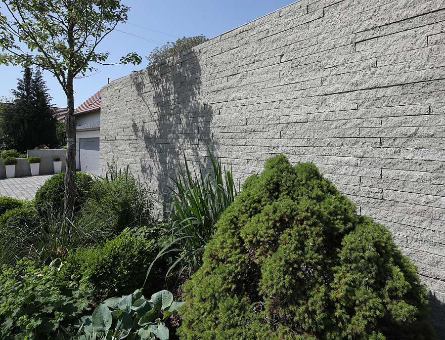 CULT LONG-LINE Gartenmauer kombiniert FOCUS LED-Mauermodul