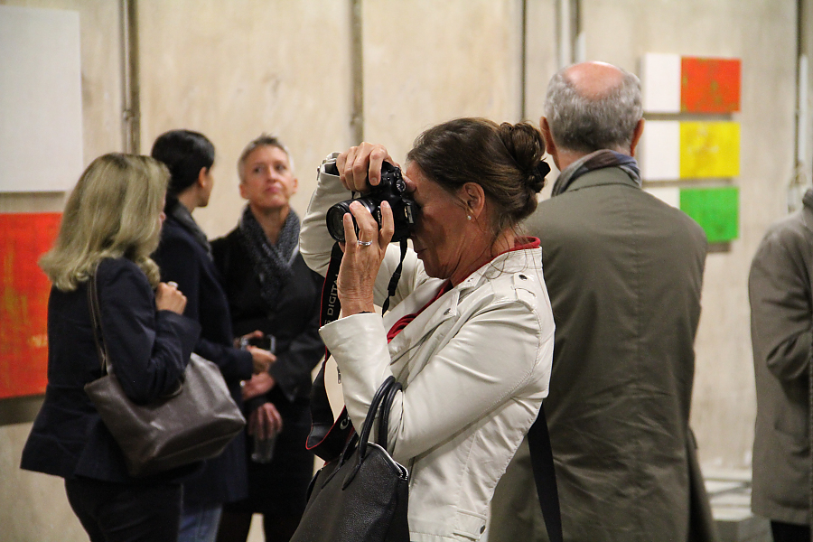 Besucher bei der Vernissage