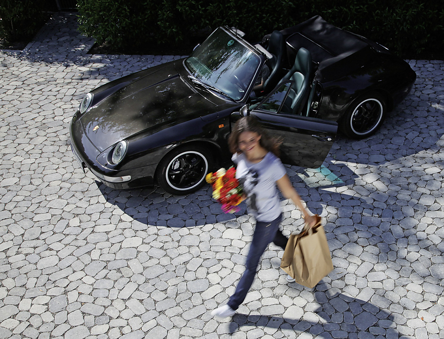 Hofeinfahrt mit parkendem Auto, gepflastert mit ARENA-NOVA Pflastersteinen in der Farbe Grau-Schattiert