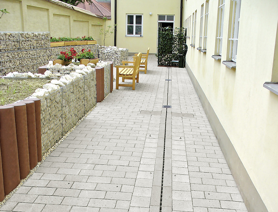 AQUARENA STABILO Entwässerungsrinne AQUARENA STABILO Entwässerungsrinne in einem Hinterhof kombiniert mit Pflasterstein TWIST Drainfugenstein
