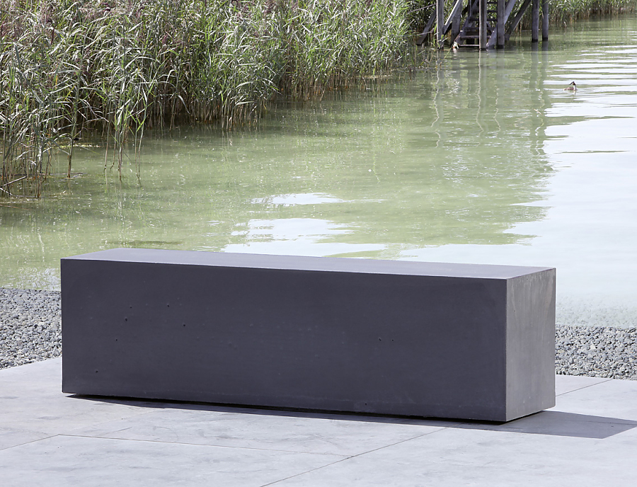 DaCapo SITZ-CUBE Farbe Dunkelgrau als Sitzmöglichkeit am Ufer eines Sees