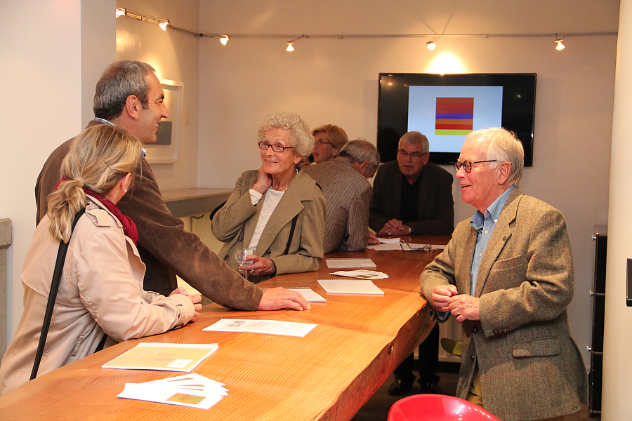 Besucher bei der Vernissage