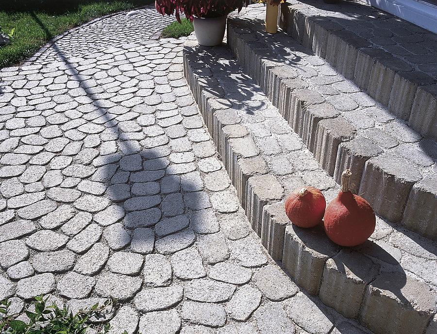 Stufen mit ARENA Palisaden, Farbe Naturgrau, kombiniert mit ARENA Pflastersteinen