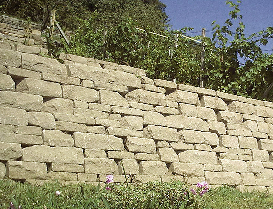 Gartenmauer SANTURO ökologische Weinbergmauer als Böschungsmauer auf einem Weinberg