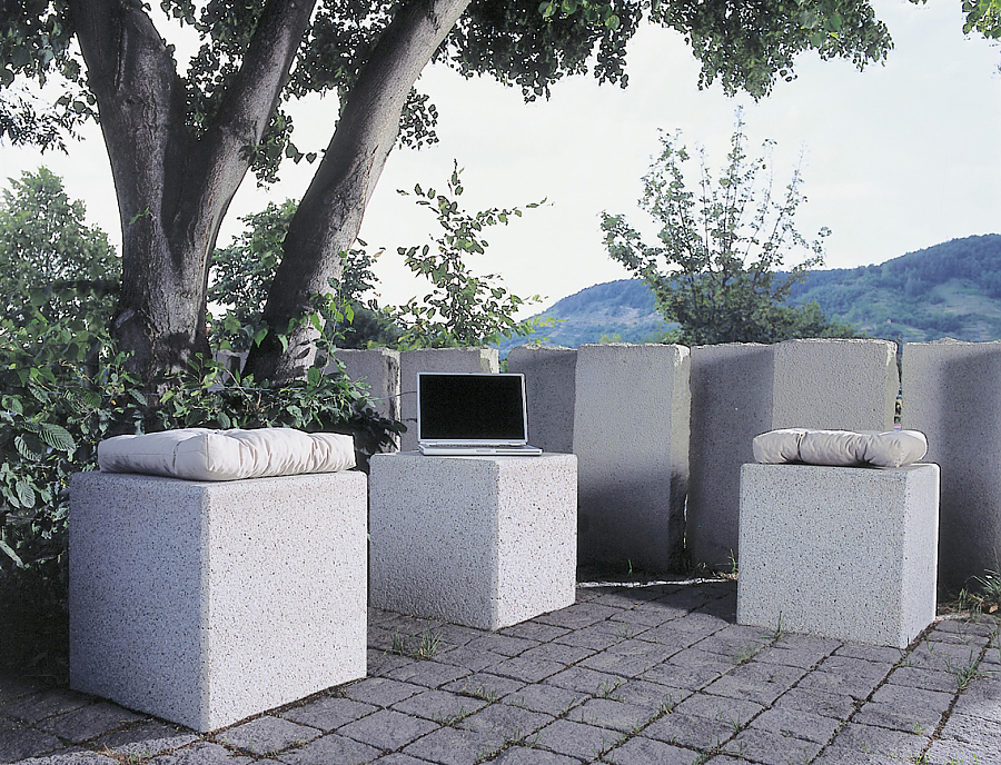 Terasse mit Gestaltungselement ARCADO Sitzquader aus Beton in der Farbe Opalgrau
