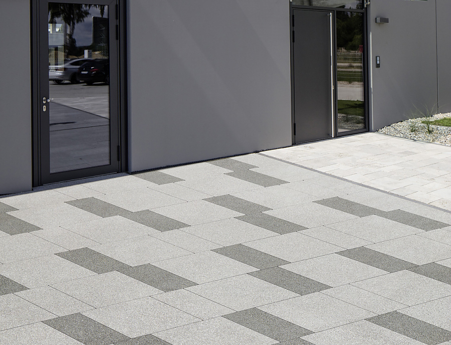 PODIUM ARCHITEKTUR Terrassenplatten PODIUM ARCHITEKTUR Terrassenplatten in den Farben Schiefergrau und Opalgrau im Eingangsbereich eines Gebäudes