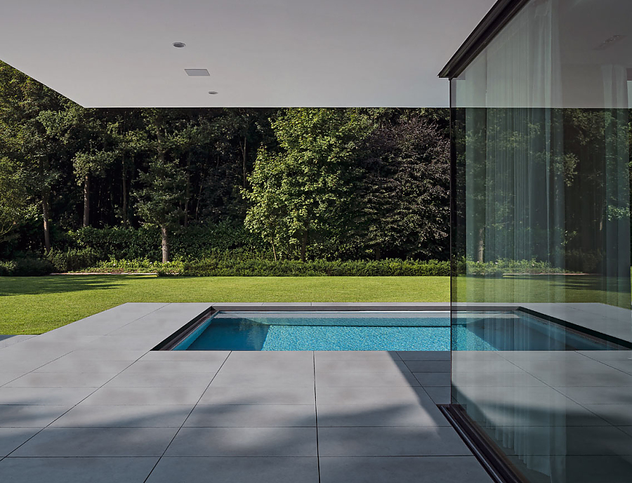 Terrasse mit AZURO Terrassenplatten in der Farbe Milano-Grau verlegt