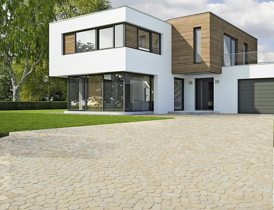 Hofeinfahrt mit modernem Haus, gepflastert mit Pflastersteine ARENA BEL CANTE aus Beton, Farbe Kalkstein-Schattiert.