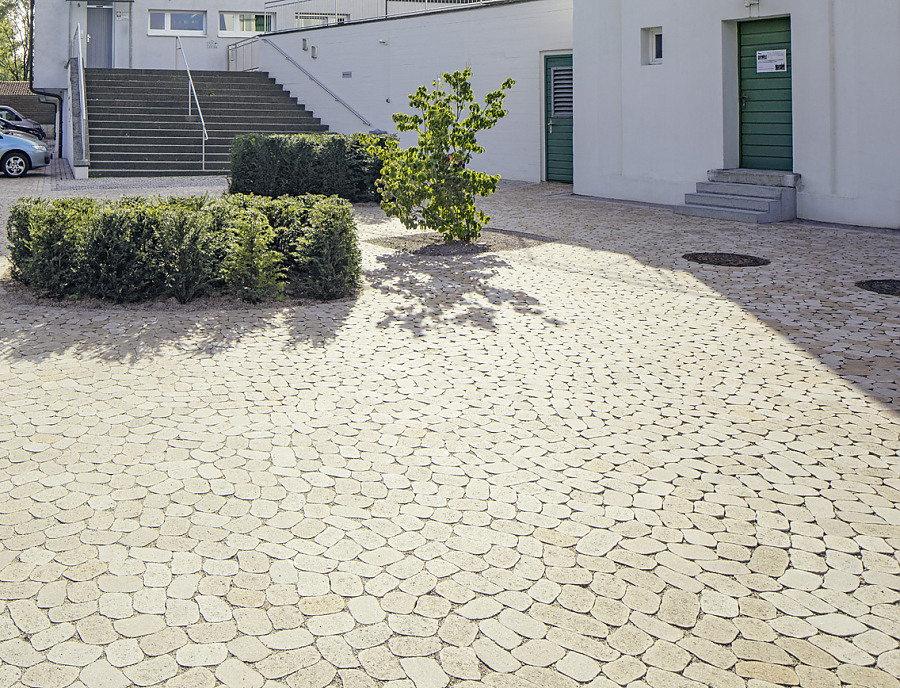 Innenhof gepflastert mit ARENA BEL CANTE Pflastersteine in der Farbe Kalkstein-Schattiert