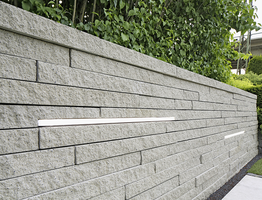 FOCUS LED-LICHTSTAB FOCUS LED-LICHTSTAB kombiniert mit CULT LONG-LINE Gartenmauer Farbe Platingrau