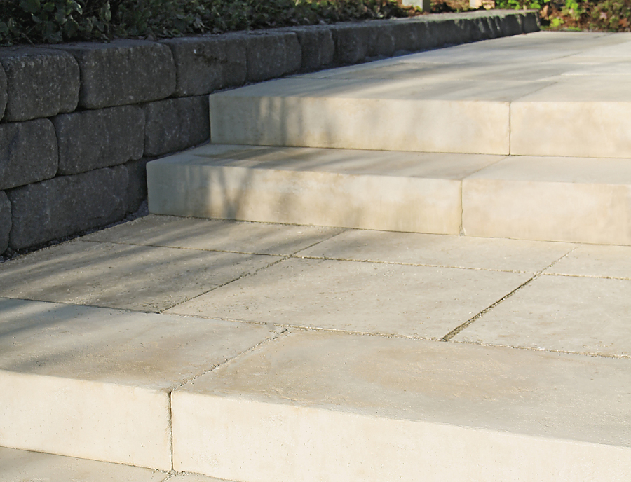 SAMBA Stufen SAMBA Stufen in der Farbe Olivebeige kombiniert mit SAMBA Terrassenplatten in der Farbe Beige-Schattiert