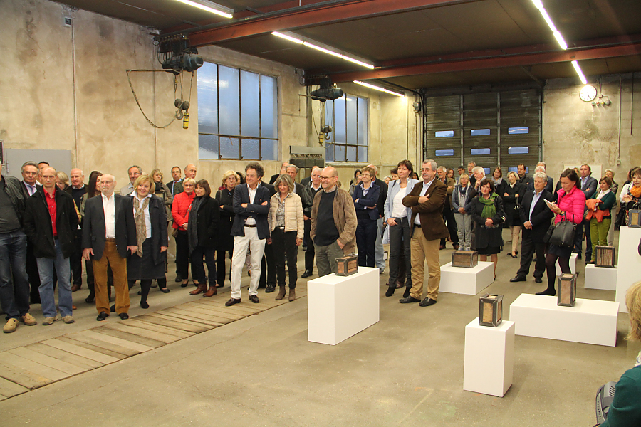 Besucher bei der Vernissage 