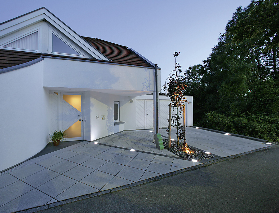 FOCUS LED-Pflasterleuchten im Außenbereich eines Hauses