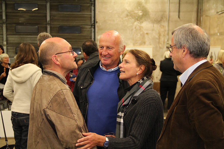 Besucher bei der Vernissage 