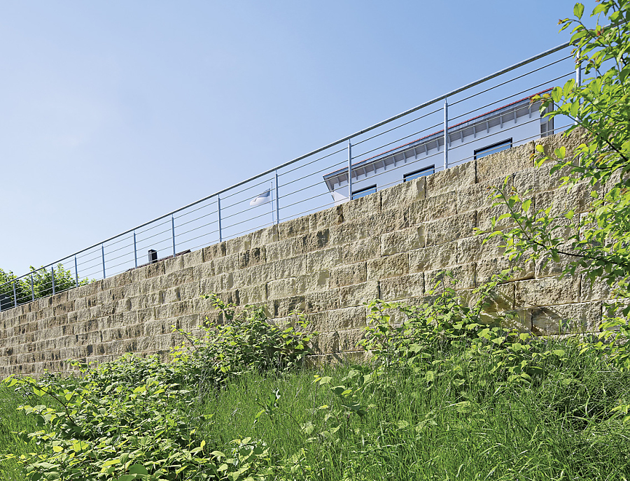 Gartenmauer SANTURO XXL-Mauer SANTURO XXL-Mauer in der Farbe Kalkstein-Schattiert als Böschungsmauer auf einem Grundstück