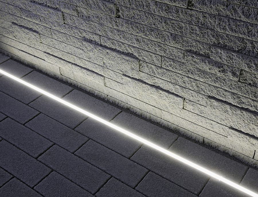 FOCUS LED-LONG-LIGHT kombiniert mit ARCADO Pflastersteinen und CULT LONG-LINE Gartenmauer